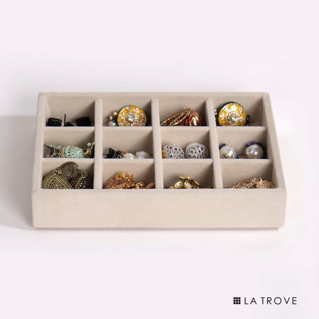Cream velvet 12 compartment jewellery organiser tray for rings, earrings, charms and accessories – La Trove