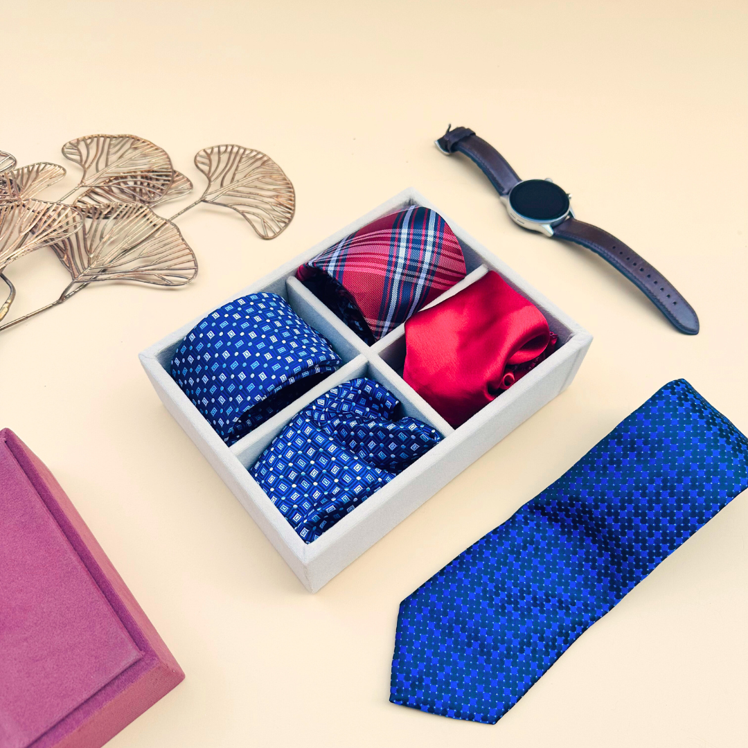 Cream 4-slot velvet tie tray with leatherette finish