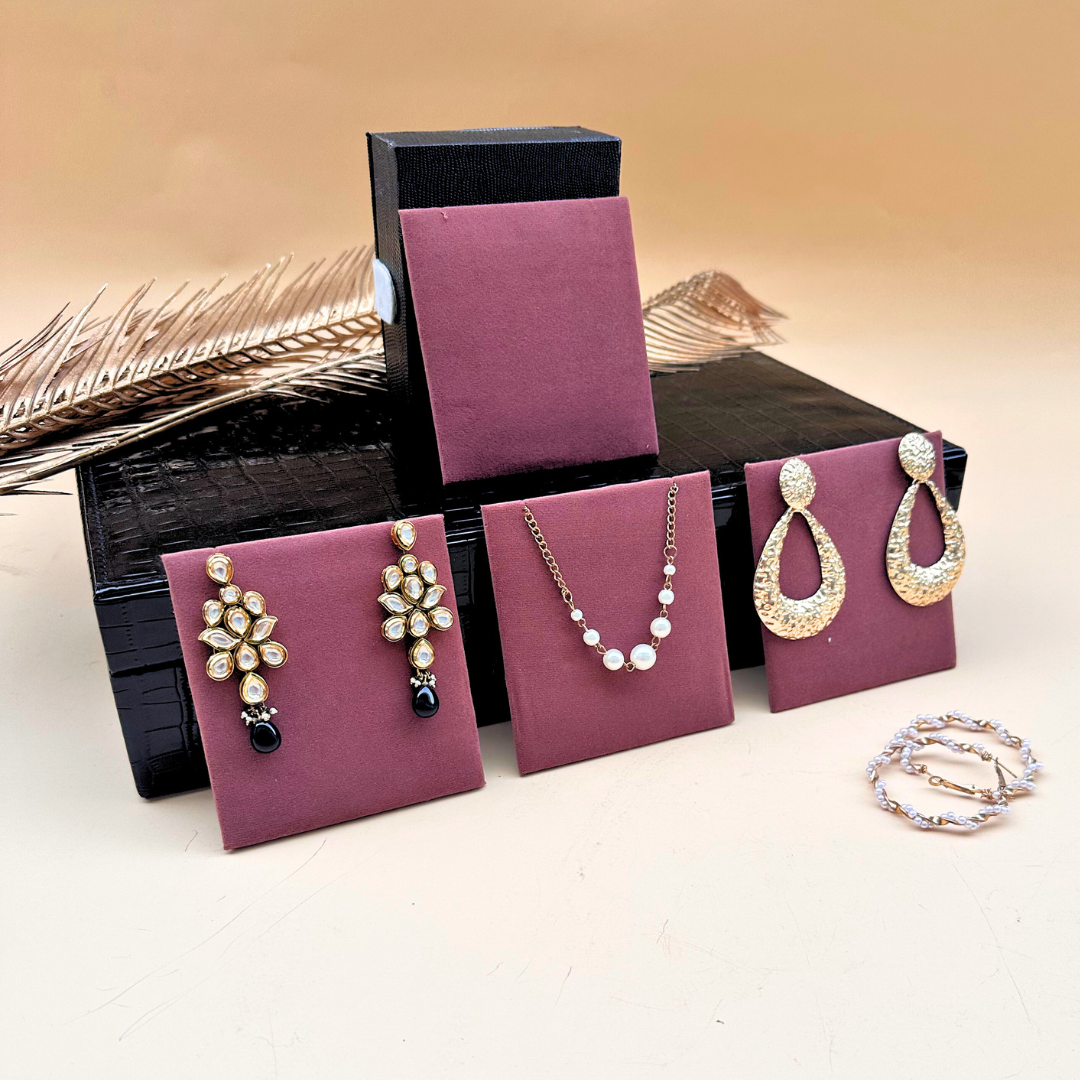 Necklace & Earrings Holder in Pink.