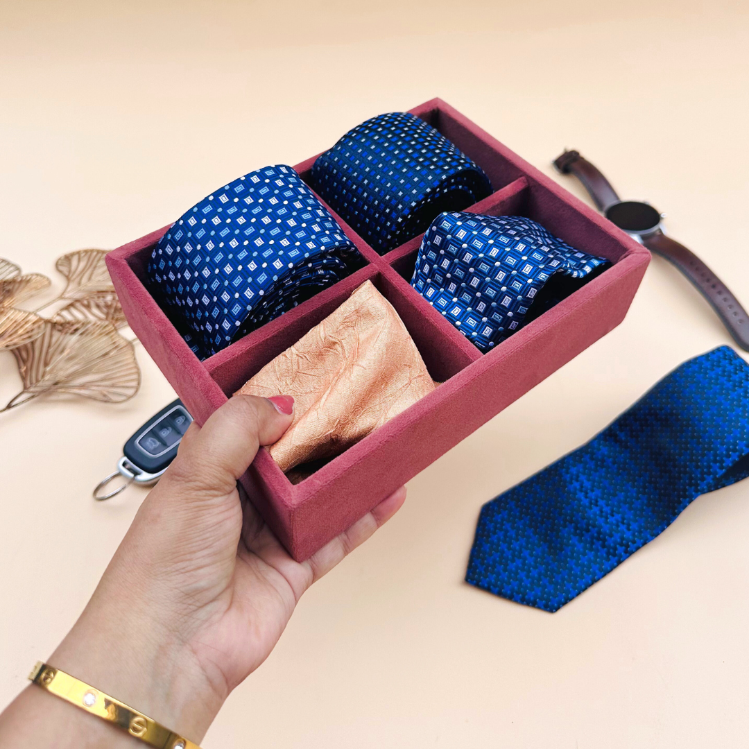 Dark pink 4-slot velvet tie tray with elegant finish