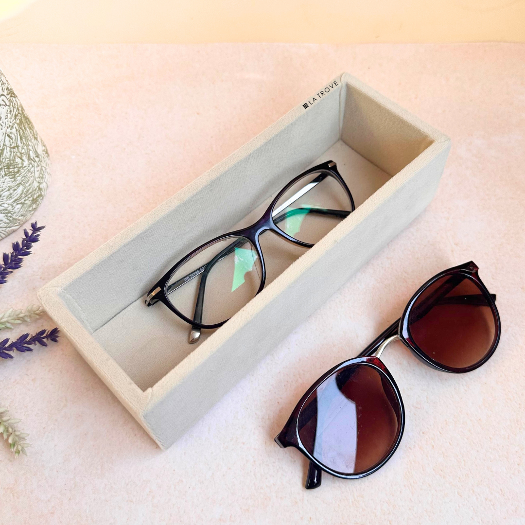 Cream single-slot velvet sunglasses tray with leatherette finish