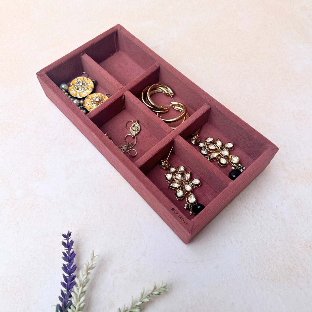Dark pink velvet jewellery tray with 6 adjustable slots for small accessories.