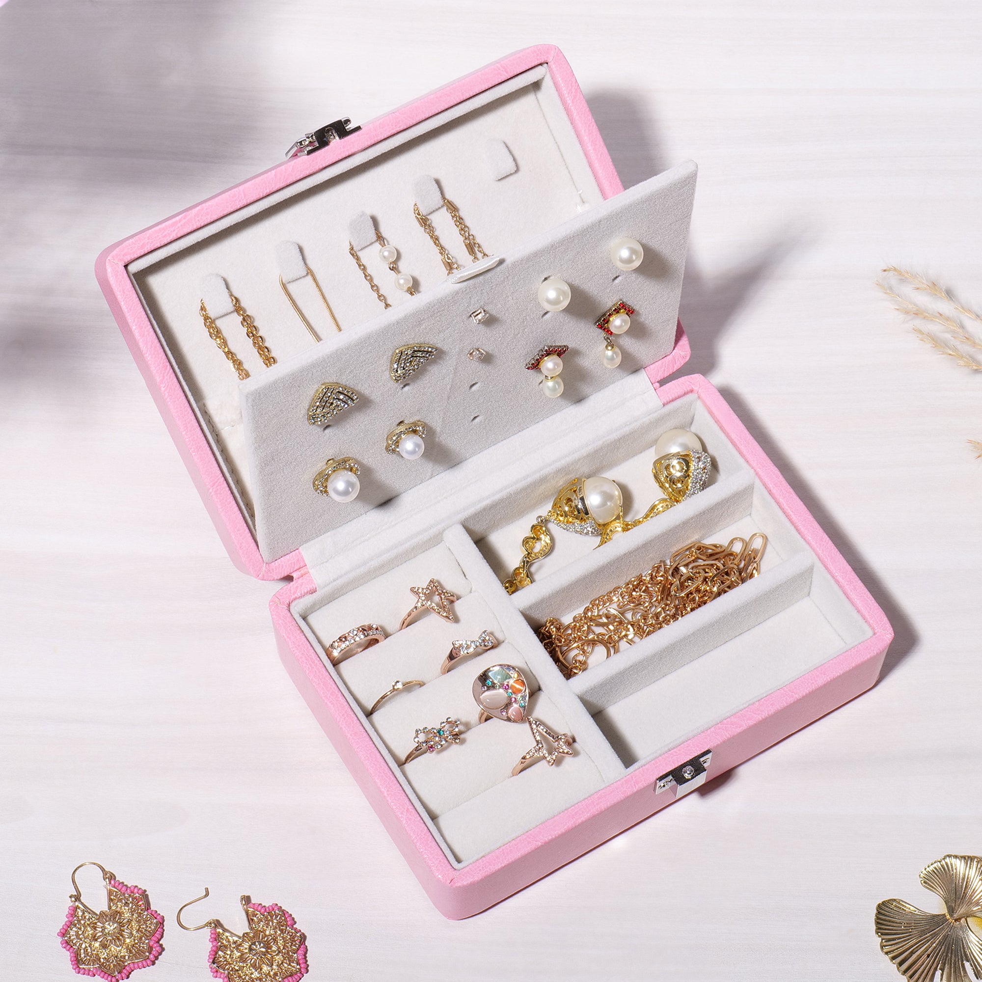 La Trove Oval Jewellery Box Organiser in Pink – Stylish Travel-Friendly Storage.