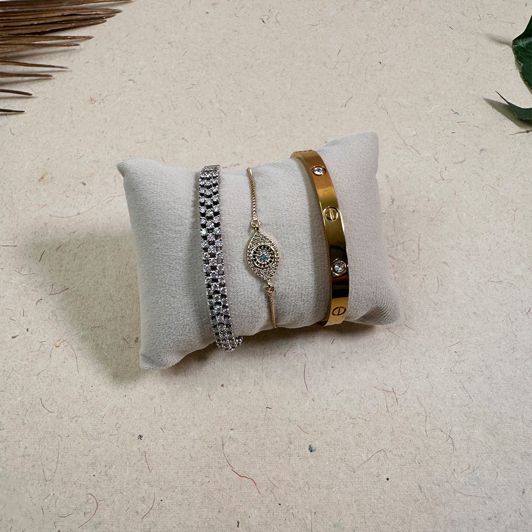 Velvet Display Pillow for Watch & Bracelet – Cream Color | La Trove.
