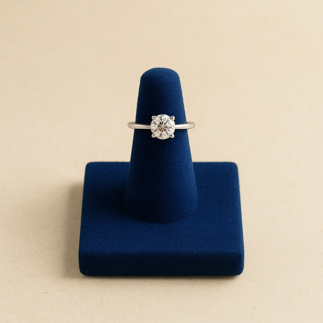 La Trove Finger Ring Stand – Stylish Velvet Ring Organizer.