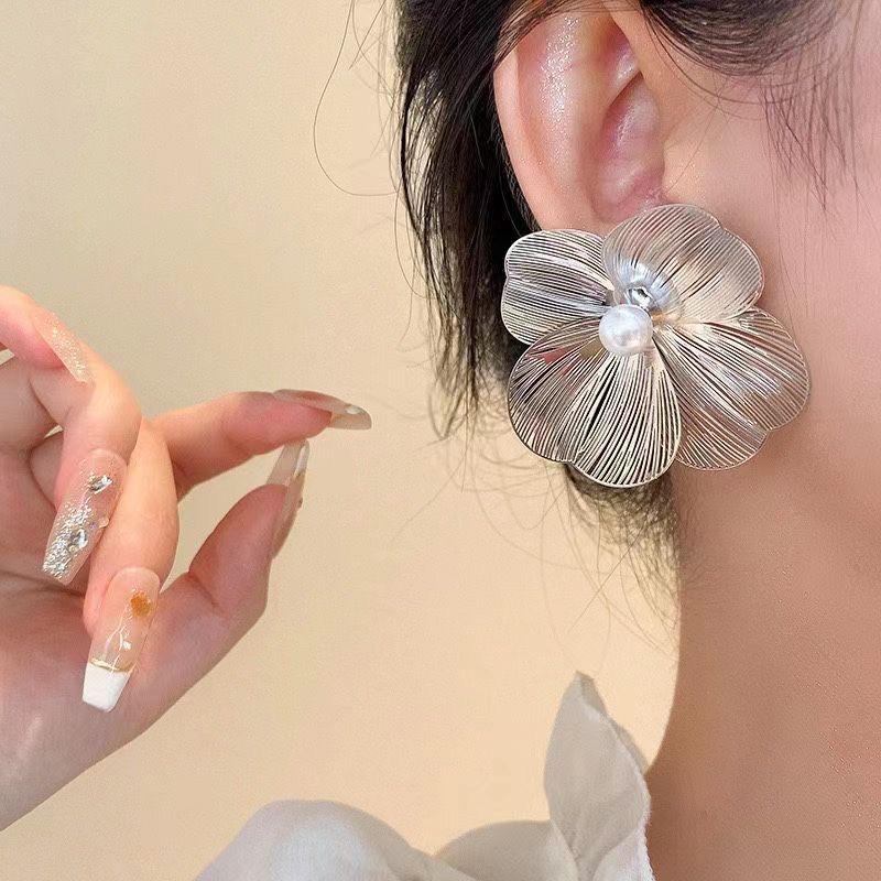 Silver Floral Bloom Stud Earrings by La Trove – Elegant Daily Jewelry.