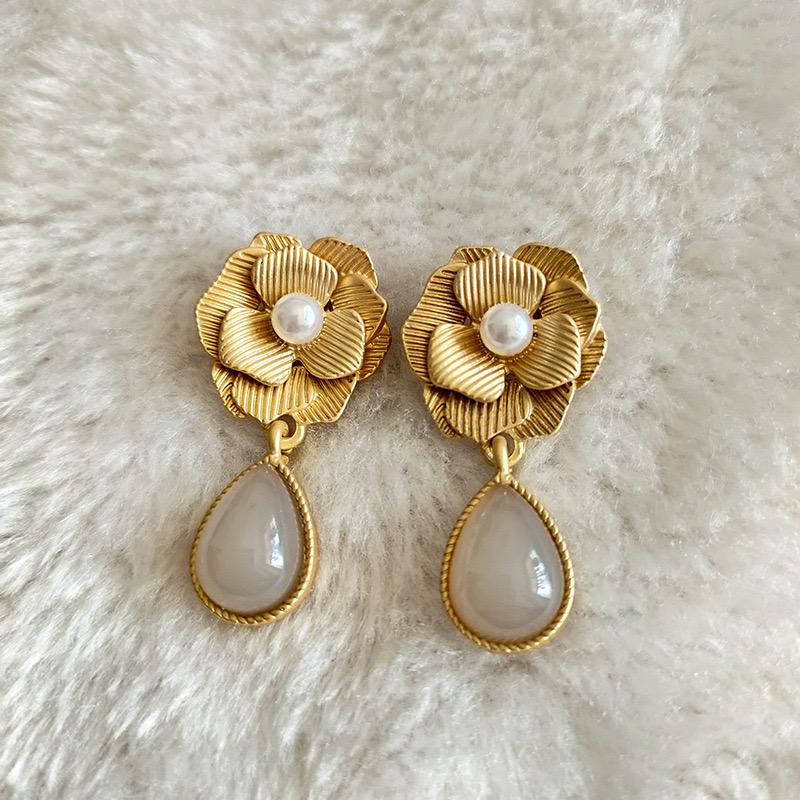 Elegant Flower Earrings – La Trove.