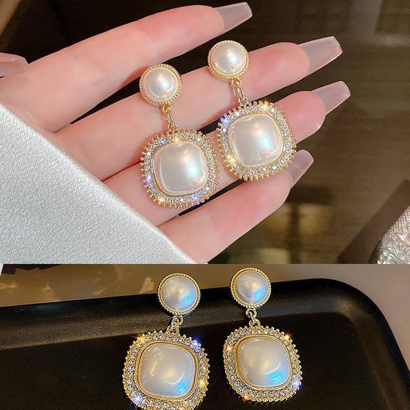 Modern Chic Square Earrings – La Trove.